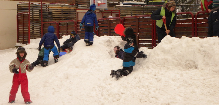 Vinterlek i skolegård