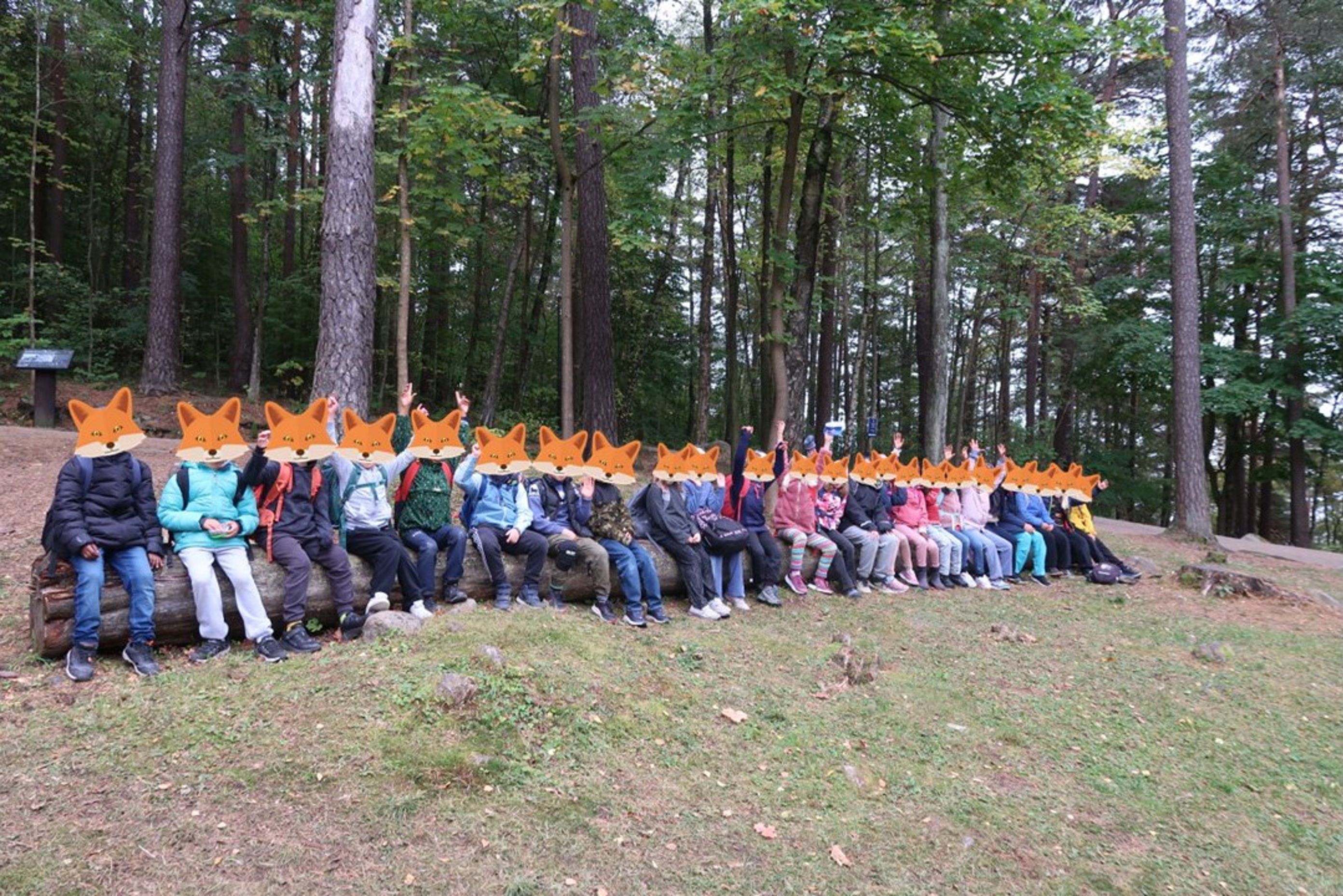 En gruppe mennesker i en skog