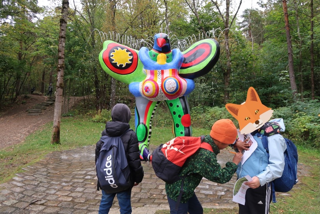 en gruppe mennesker som står ved siden av en person i et plagg