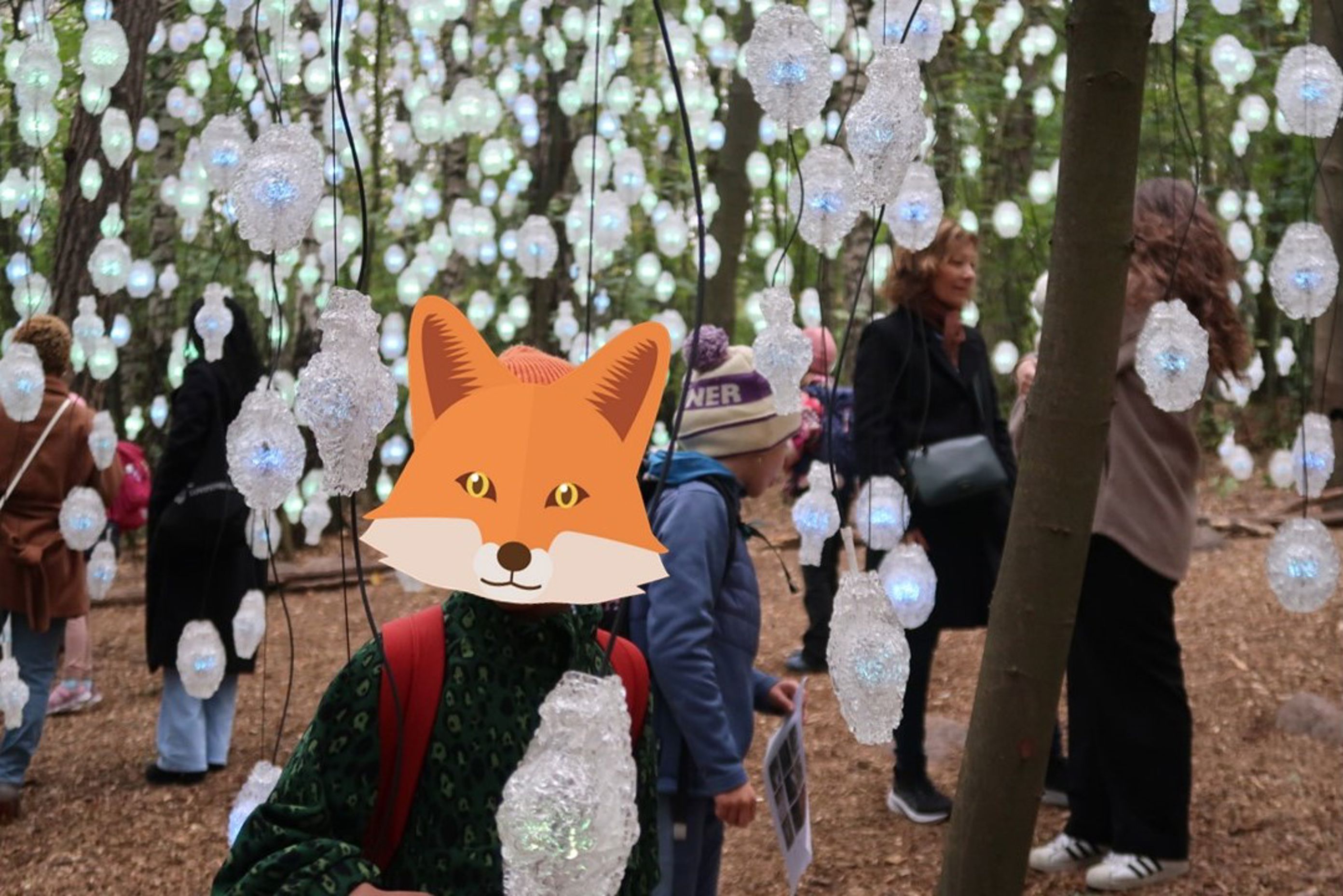 En gruppe mennesker i klær