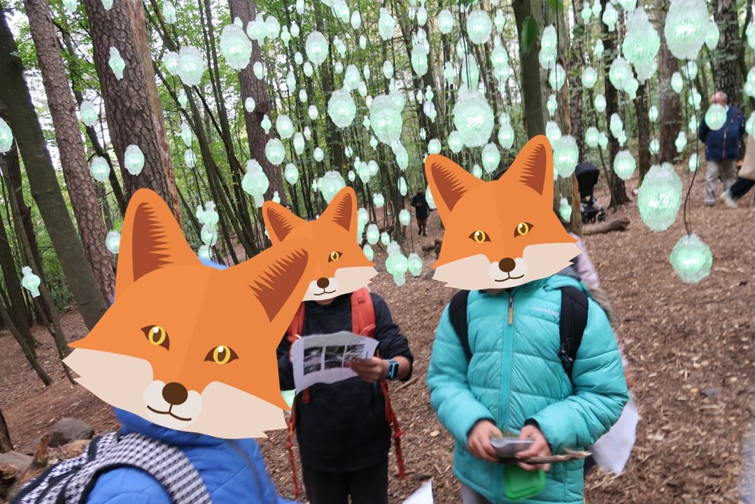 et par personer iført klær