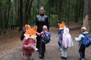 En gruppe mennesker i en skog