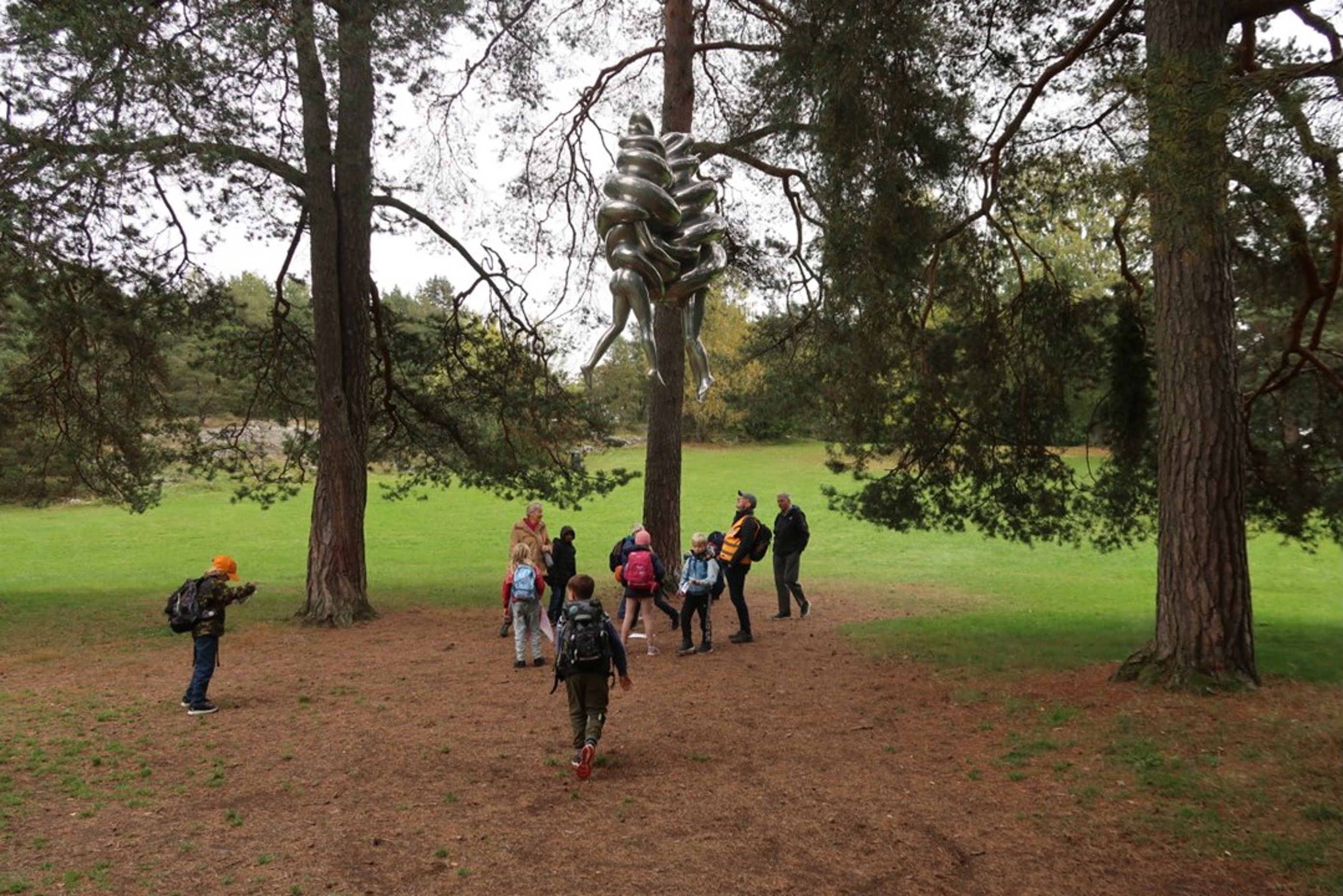 En gruppe mennesker som går på en sti i en park