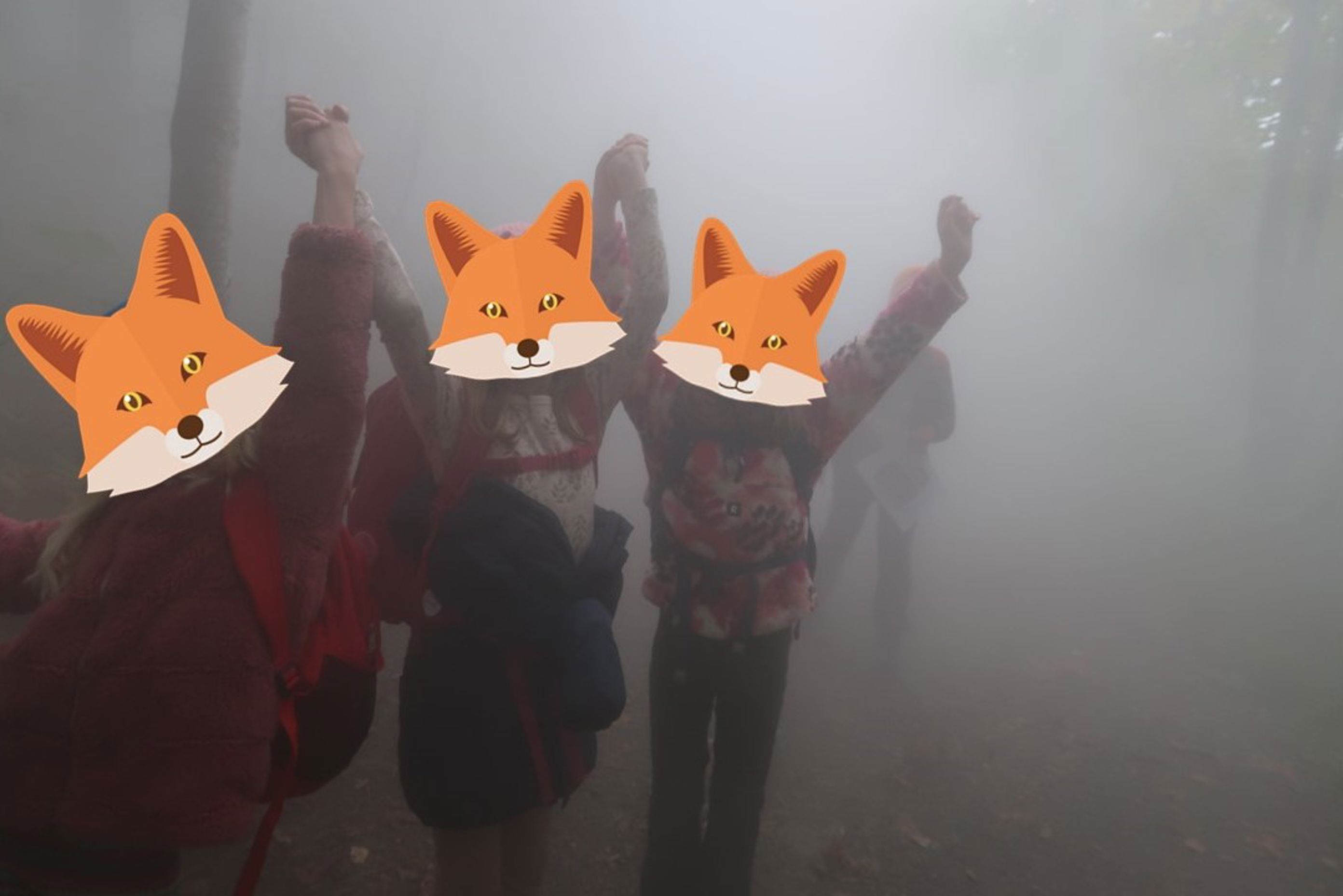 en gruppe mennesker som har på seg klær