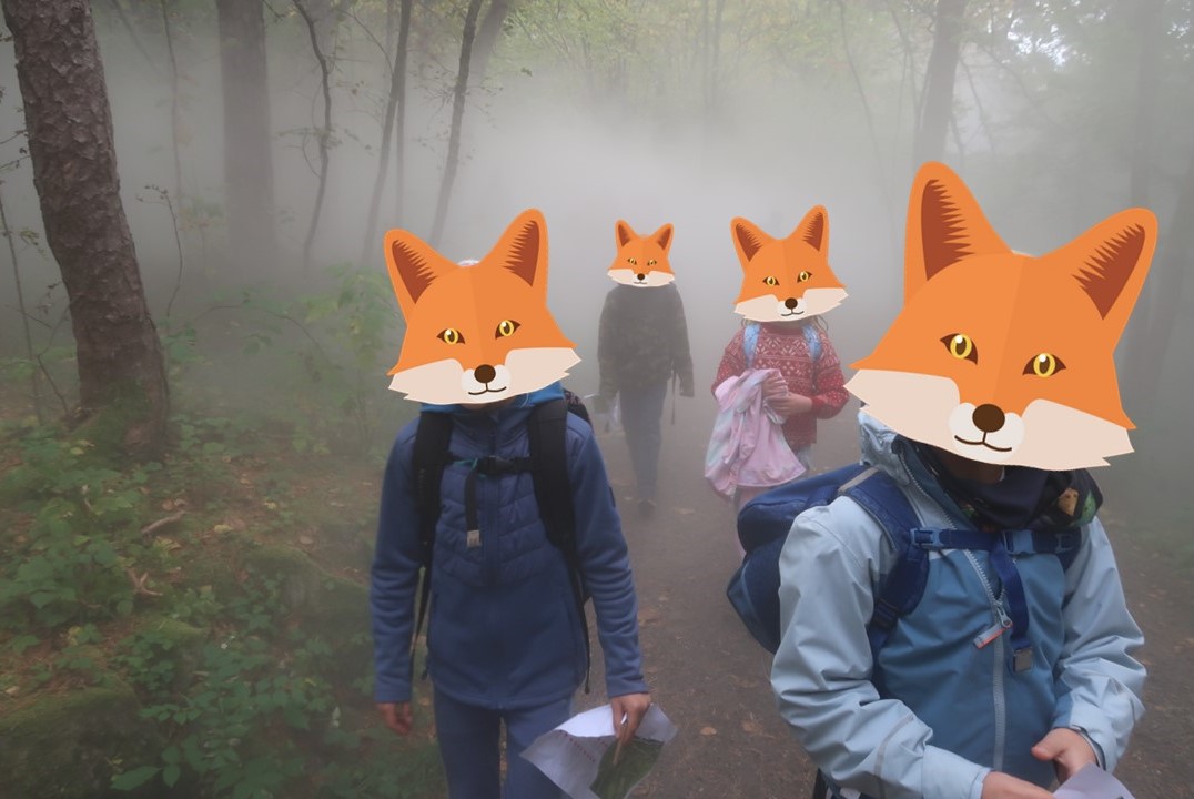 en gruppe mennesker som har på seg klær