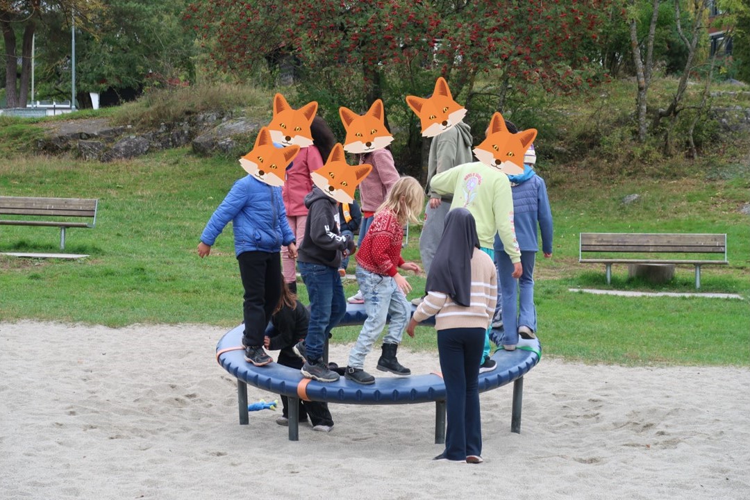 en gruppe mennesker som har på seg klær