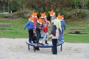 en gruppe mennesker som har på seg klær