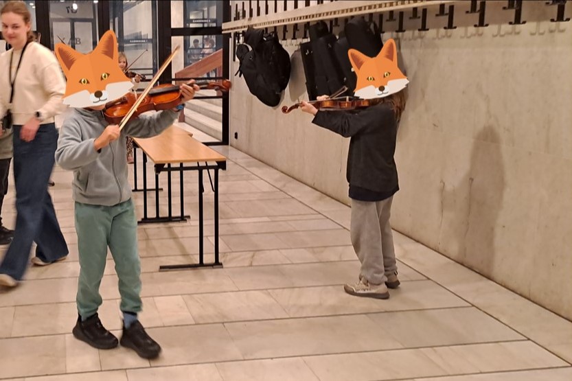 en person som holder en pose gresskar