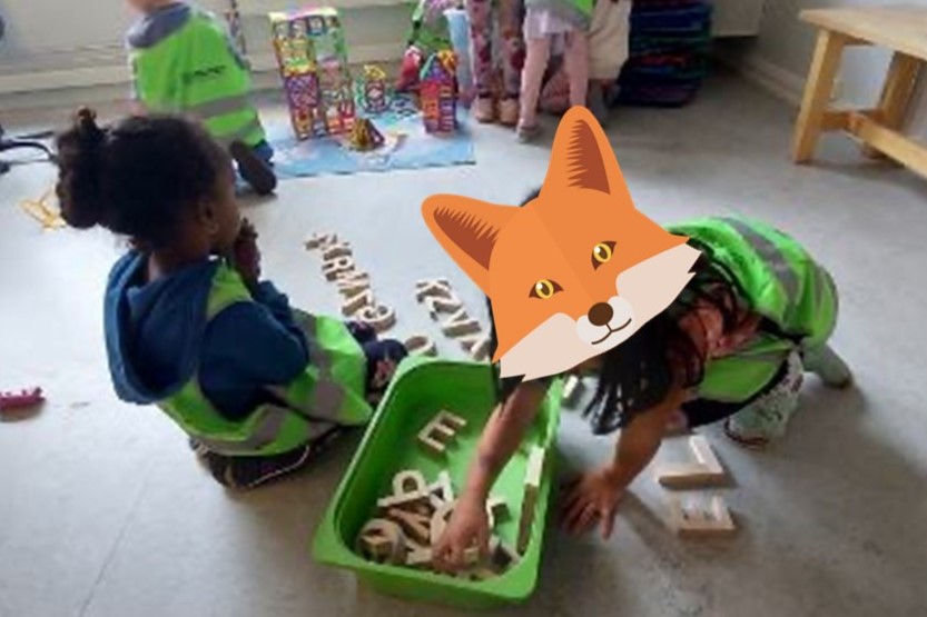 et barn som leker med en leke