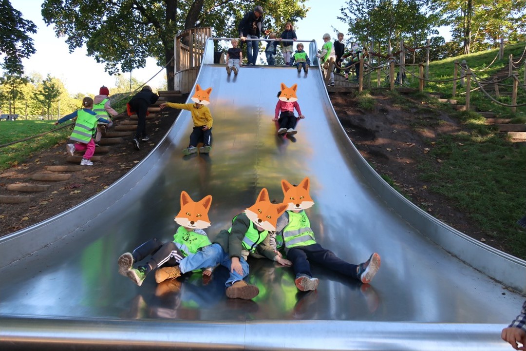 En gruppe barn på en skateboardrampe