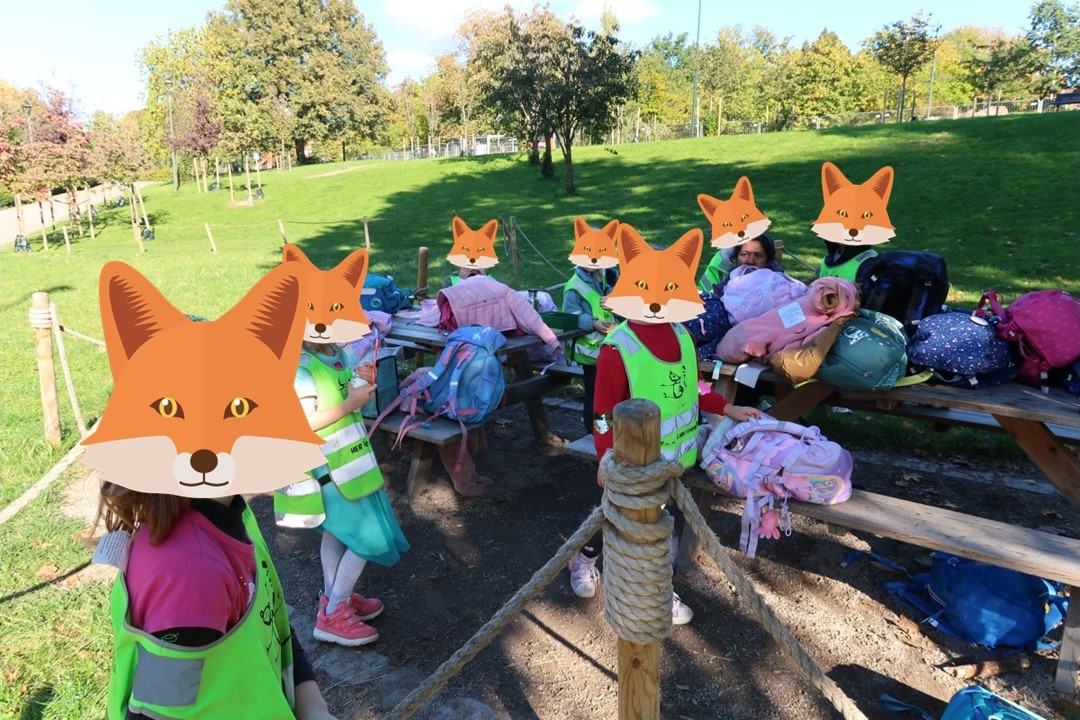 En gruppe mennesker i klær