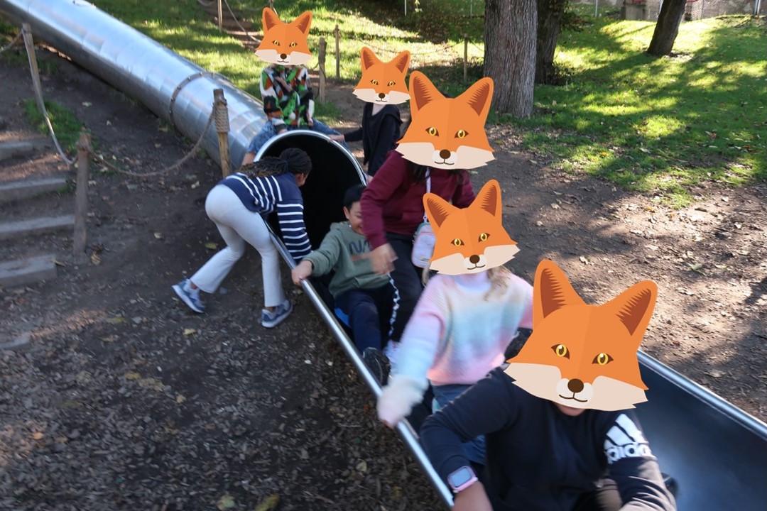 En gruppe mennesker i klær