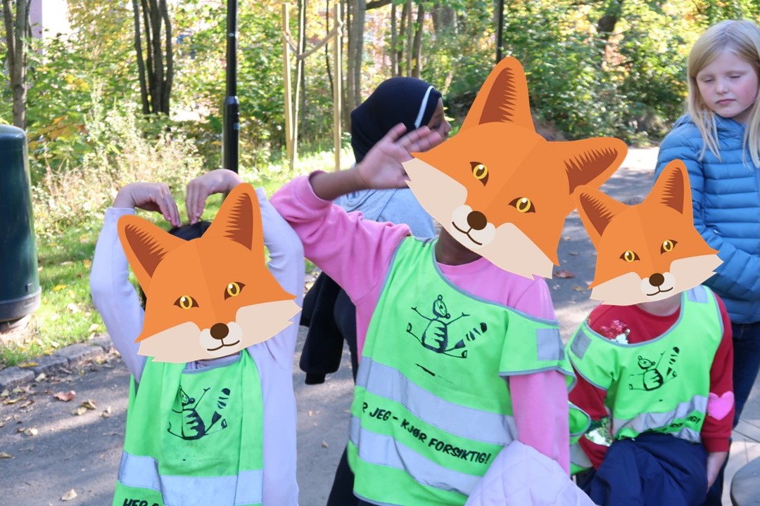 en gruppe mennesker som har på seg klær