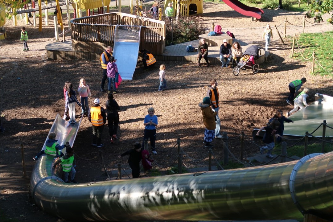 en gruppe mennesker i en park