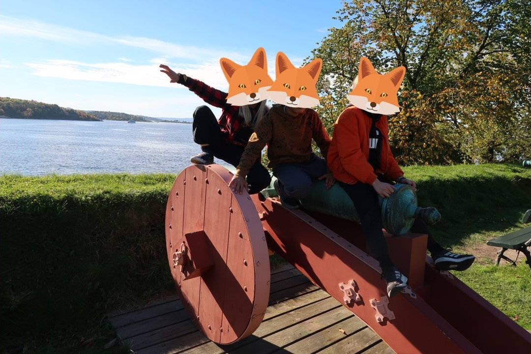 En gruppe mennesker som har på seg gresskar