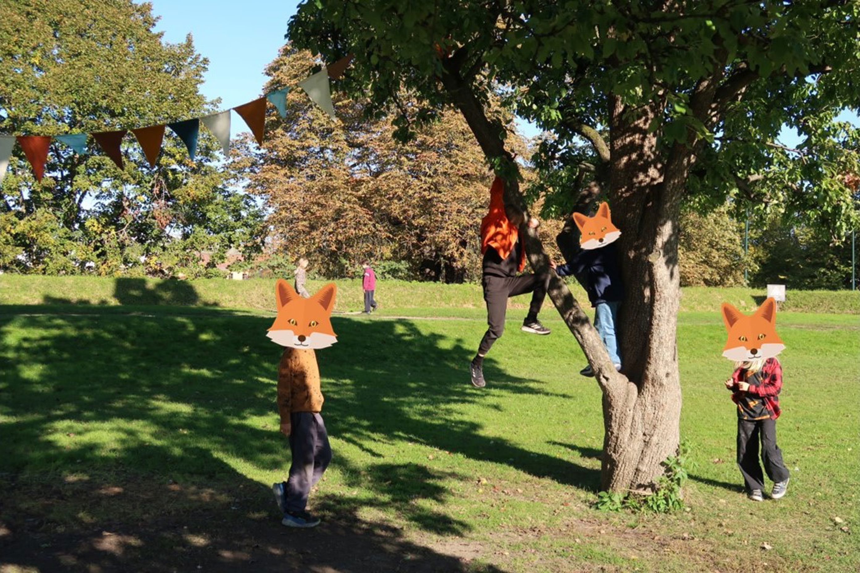 En gruppe mennesker i klær i en park