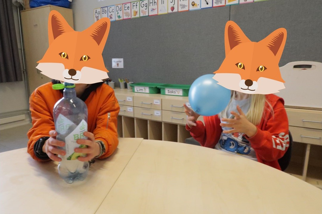 et par personer iført klær