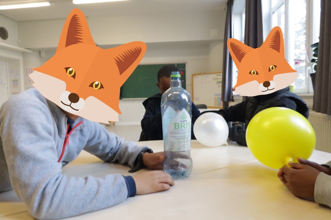 en person i et plagg som holder en flaske vann