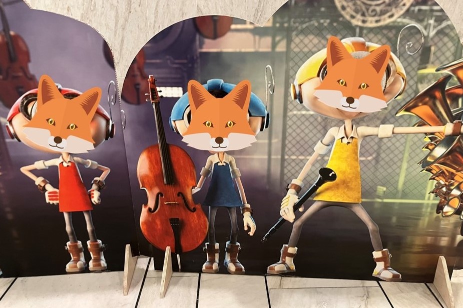 En gruppe mennesker i klær