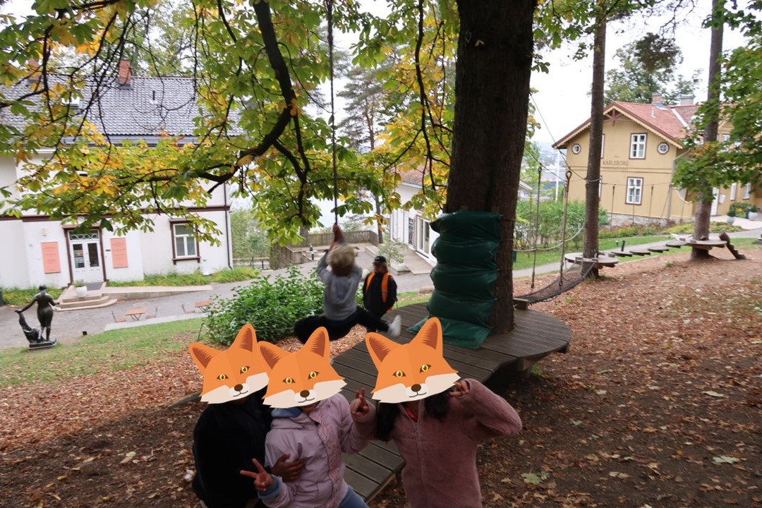 En gruppe mennesker med hatter