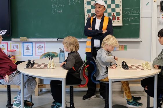 En gruppe barn som spiller sjakk