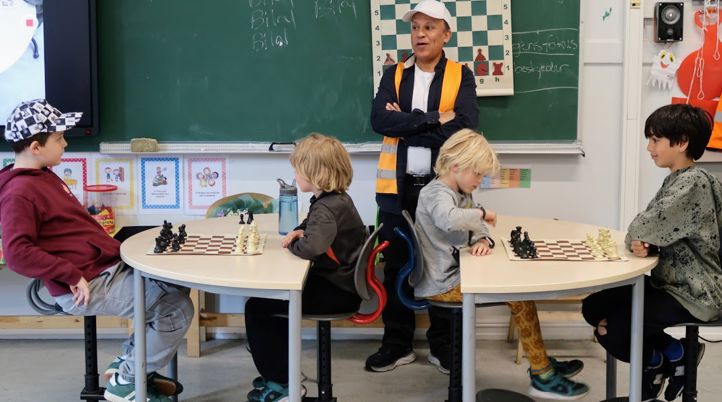 En gruppe barn som spiller sjakk En gruppe barn som spiller sjakk