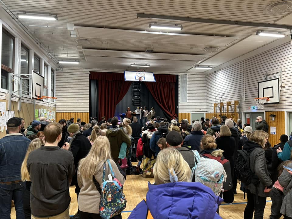 En gruppe mennesker i et rom