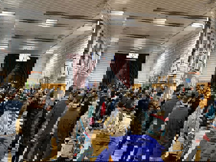 En gruppe mennesker i et rom