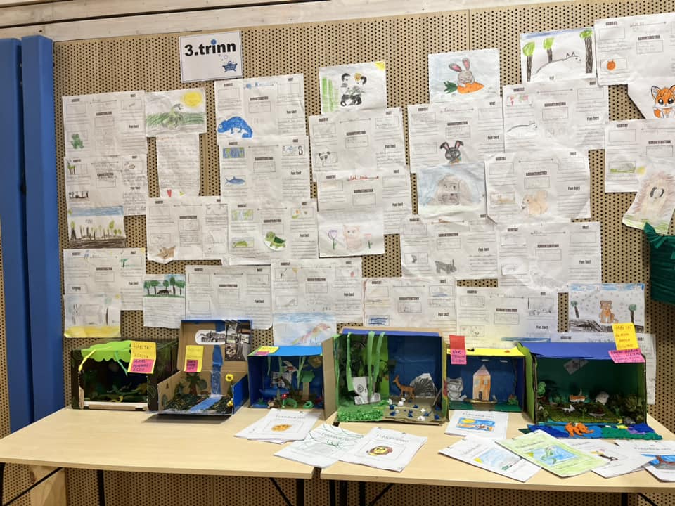 et skrivebord med en datamaskin og papirer på den