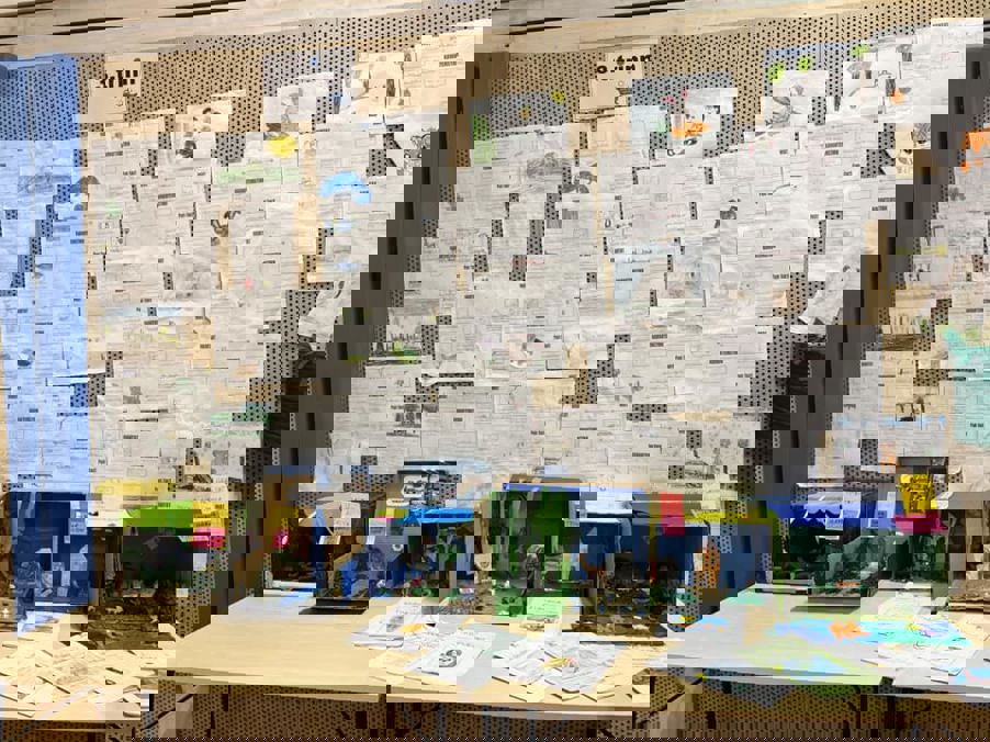 et skrivebord med en datamaskin og papirer på den