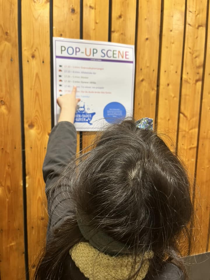 en person som holder et tegn