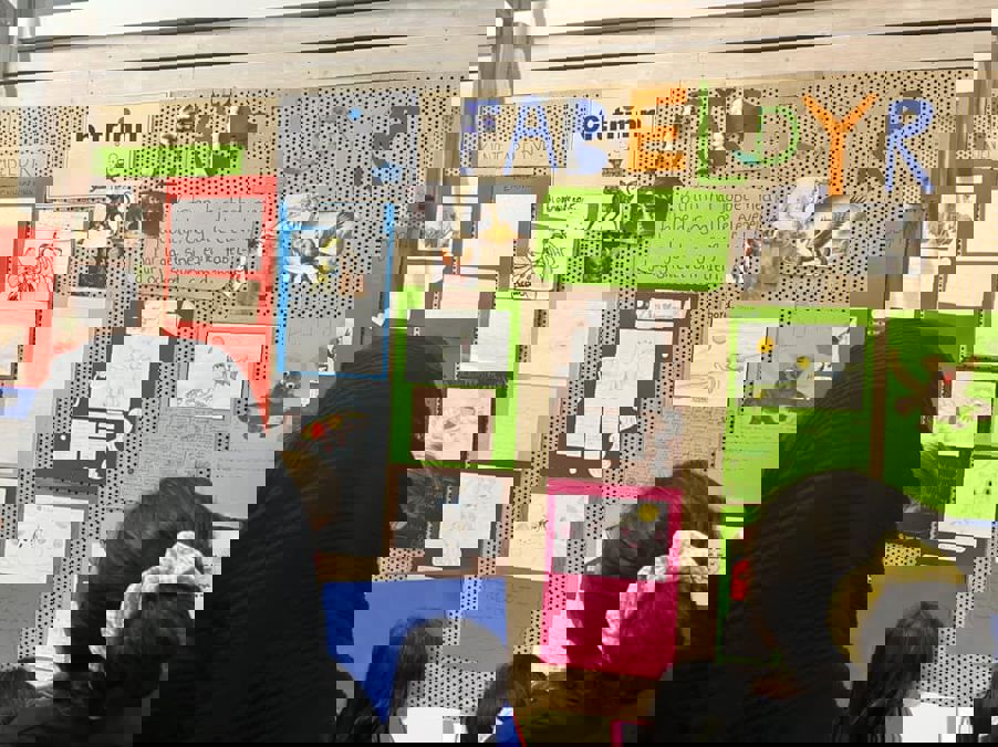 En gruppe mennesker som ser på en tavle med tegninger på