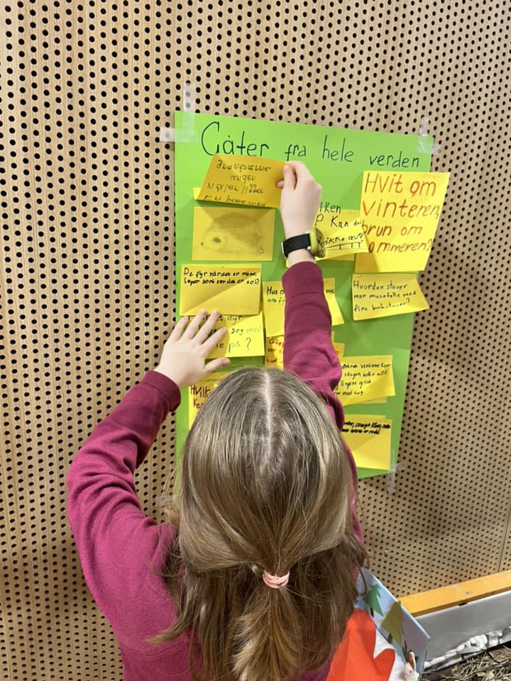 et barn som skriver på en tavle