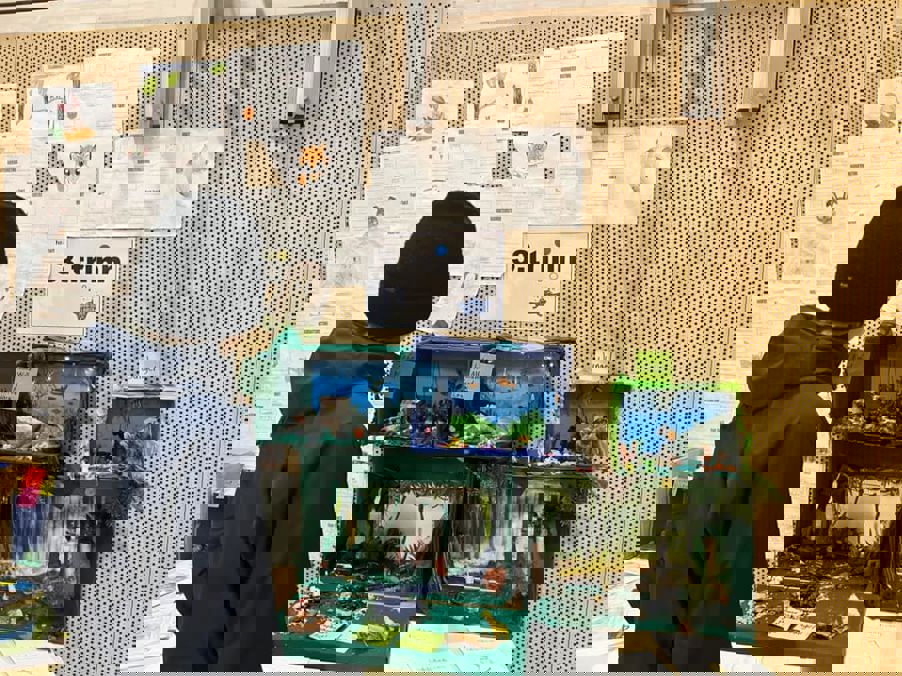 et barn som ser på en skjerm