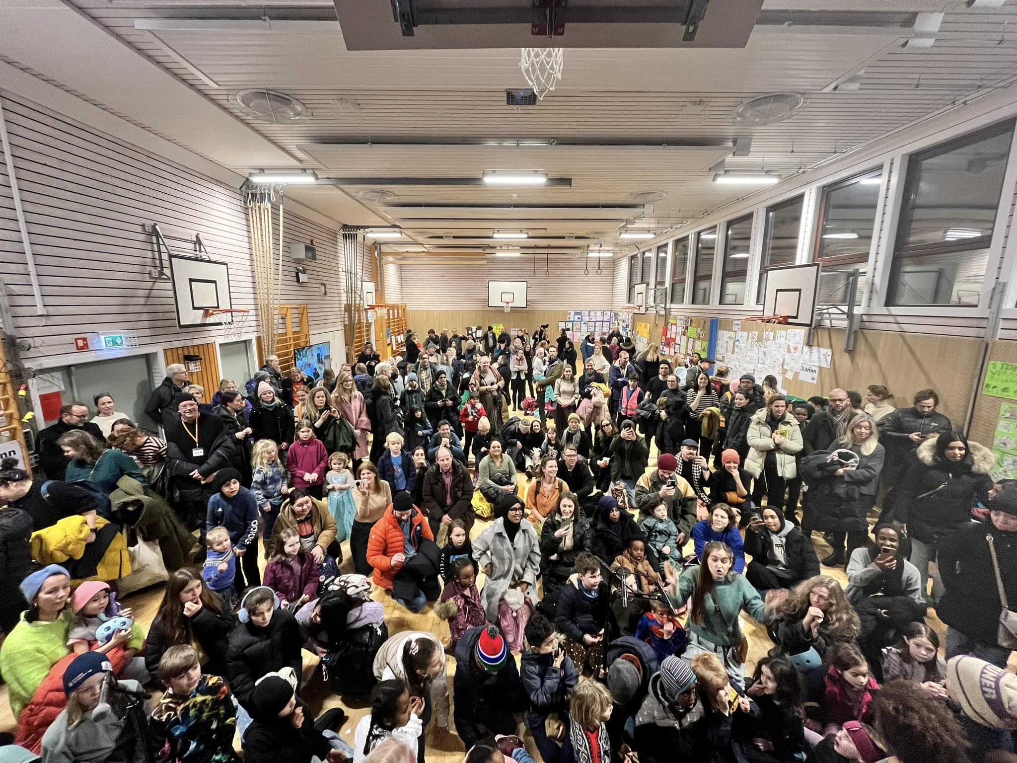 en stor gruppe mennesker i en bygning