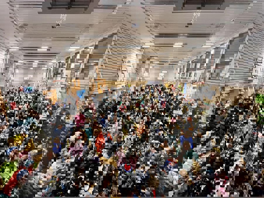 en stor gruppe mennesker i en bygning