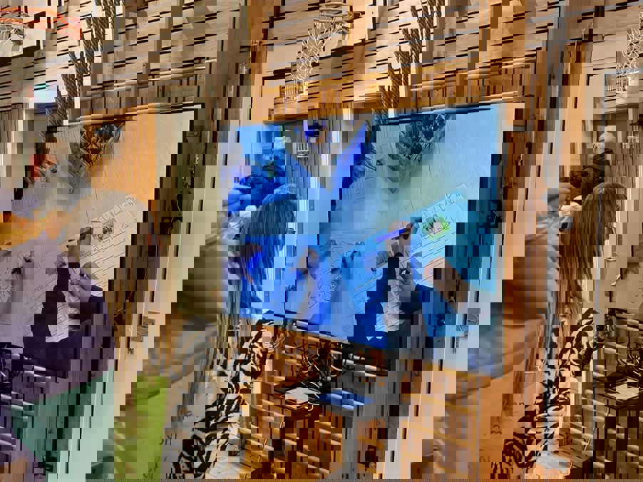 en person som ser på en skjerm