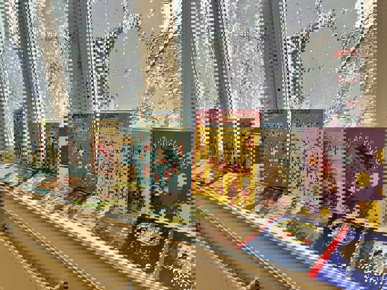 et bord med bøker på