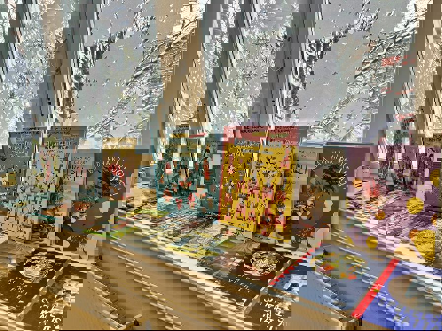 et bord med bøker på