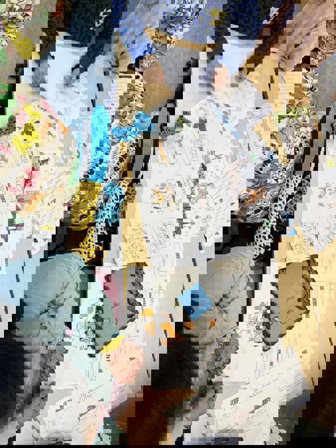 en gruppe mennesker som sitter ved et bord med papirer og en telefon