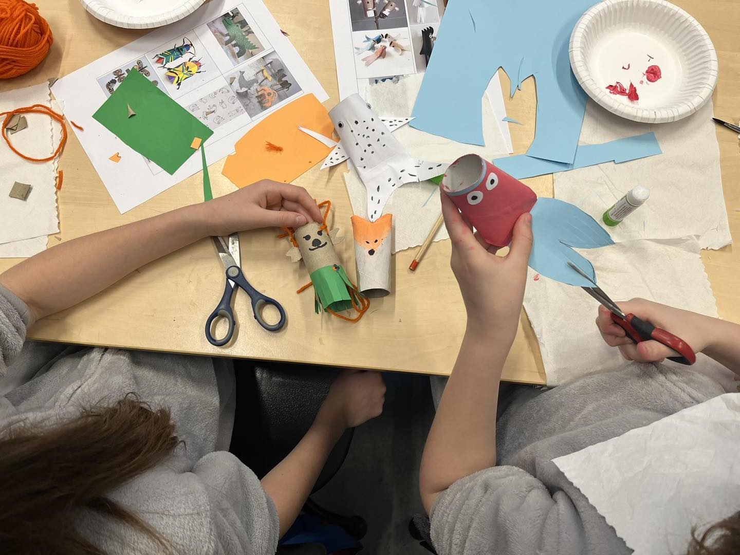 en person som maler på et bord