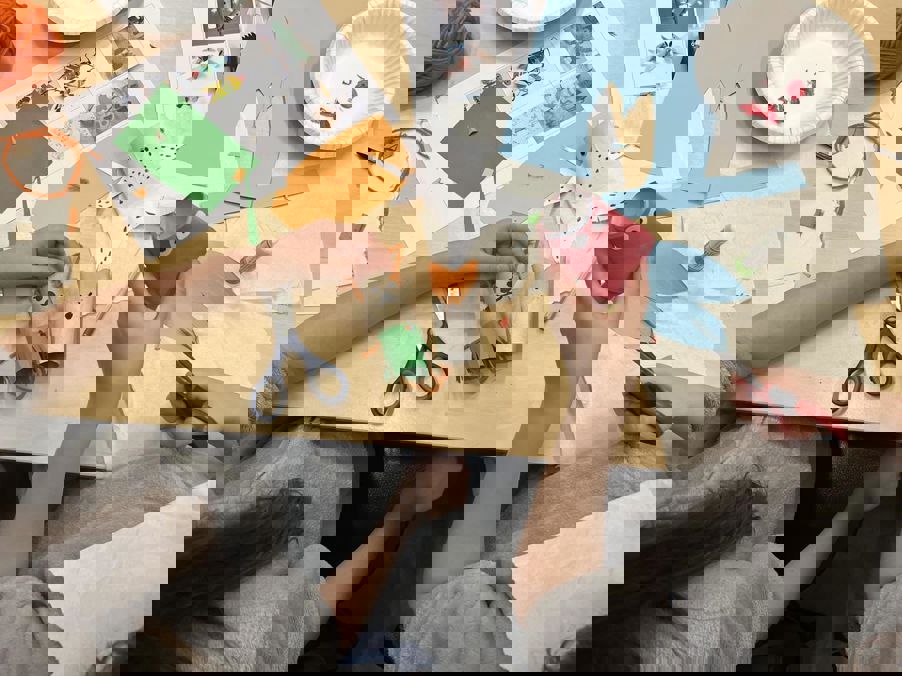 en person som maler på et bord