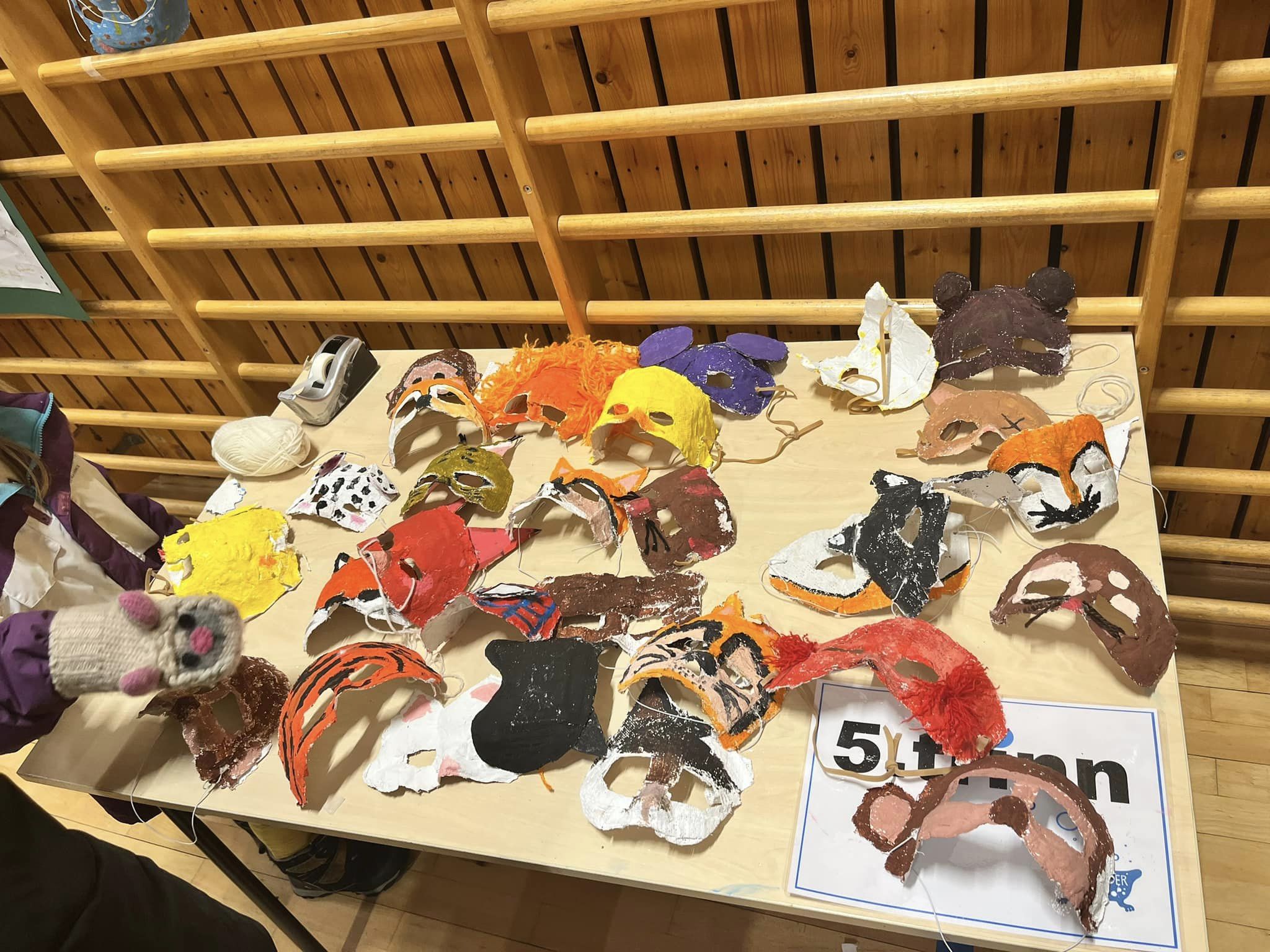 Et bord fullt av sko