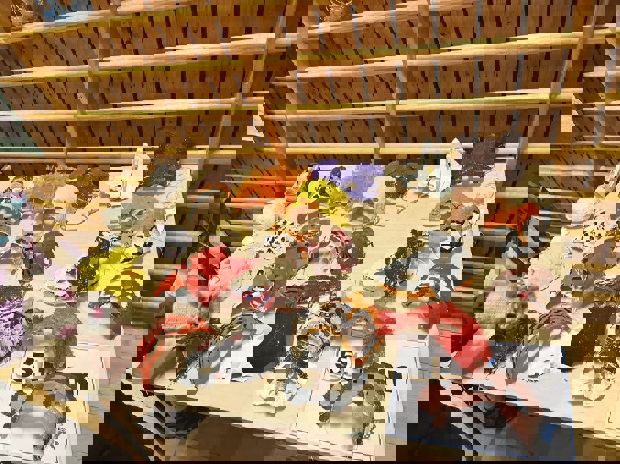 Et bord fullt av sko