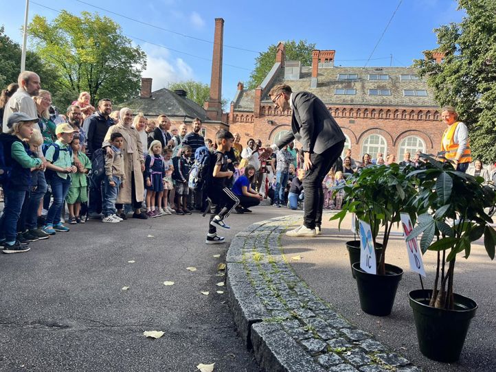 Første skoledag, rektor hilser på elev