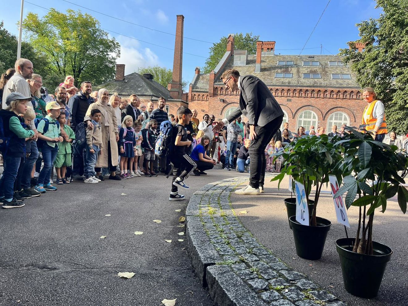 Første skoledag, rektor hilser på elev Første skoledag, rektor hilser på elev