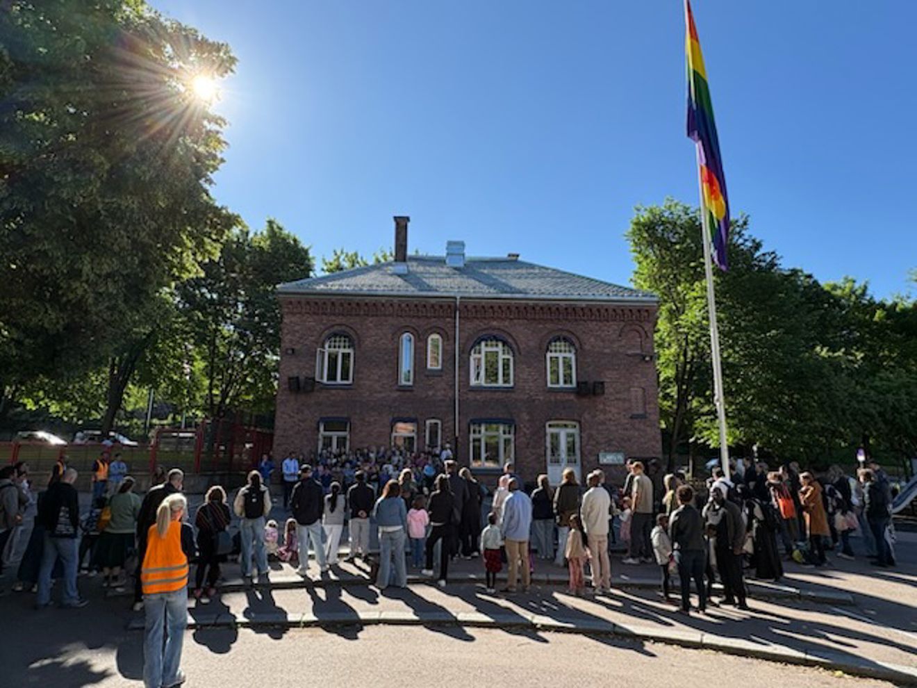 en gruppe mennesker som står utenfor en bygning