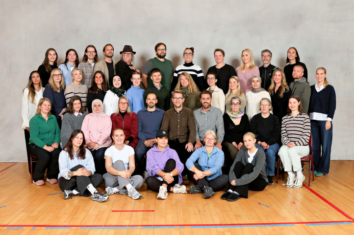 en gruppe mennesker som poserer for et bilde