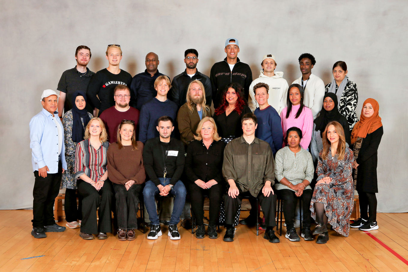 en gruppe mennesker som poserer for et bilde