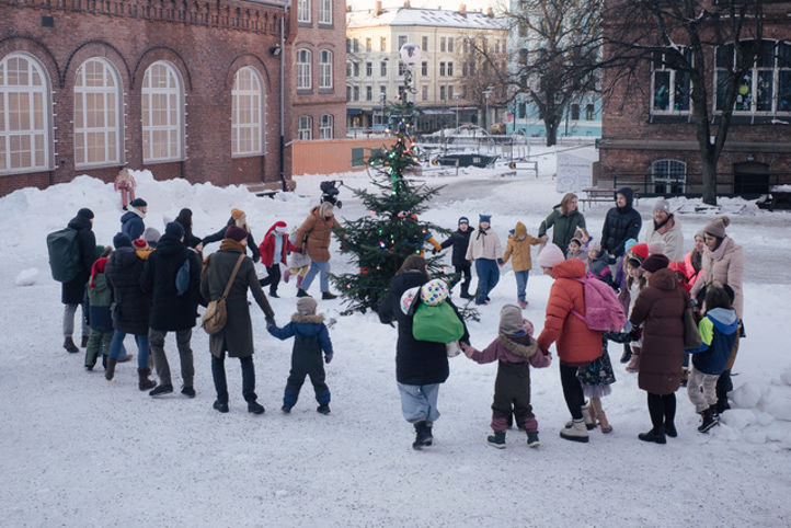 Juletrefest, menneske som går i ring rundt juletreet 